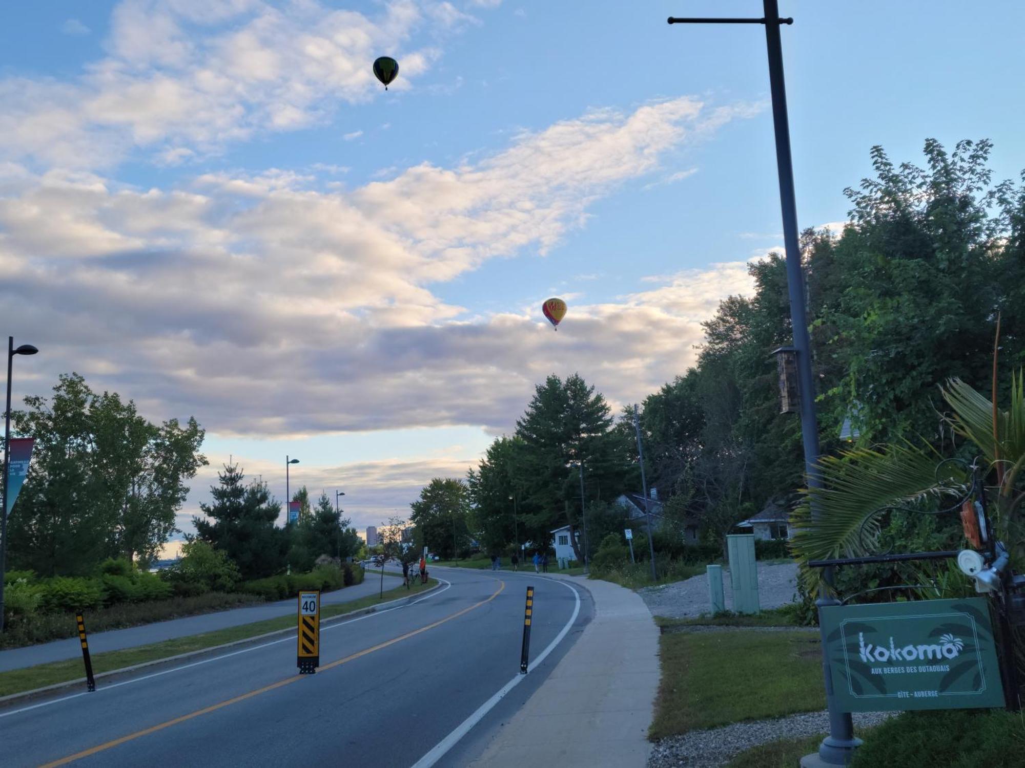 Kokomo Inn Bed And Breakfast Ottawa-Gatineau'S Only Tropical Riverfront B&B On The National Capital Cycling Pathway Route Verte #1 - For Adults Only - Chambre D'Hotes Tropical Aux Berges Des Outaouais Bnb #17542O Eksteriør billede