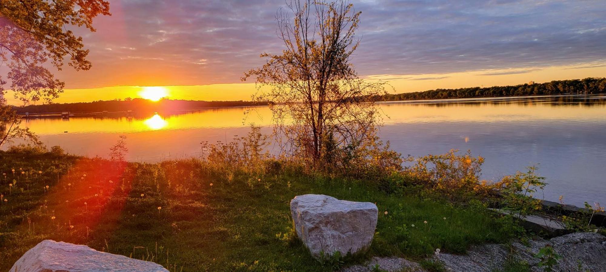 Kokomo Inn Bed And Breakfast Ottawa-Gatineau'S Only Tropical Riverfront B&B On The National Capital Cycling Pathway Route Verte #1 - For Adults Only - Chambre D'Hotes Tropical Aux Berges Des Outaouais Bnb #17542O Eksteriør billede