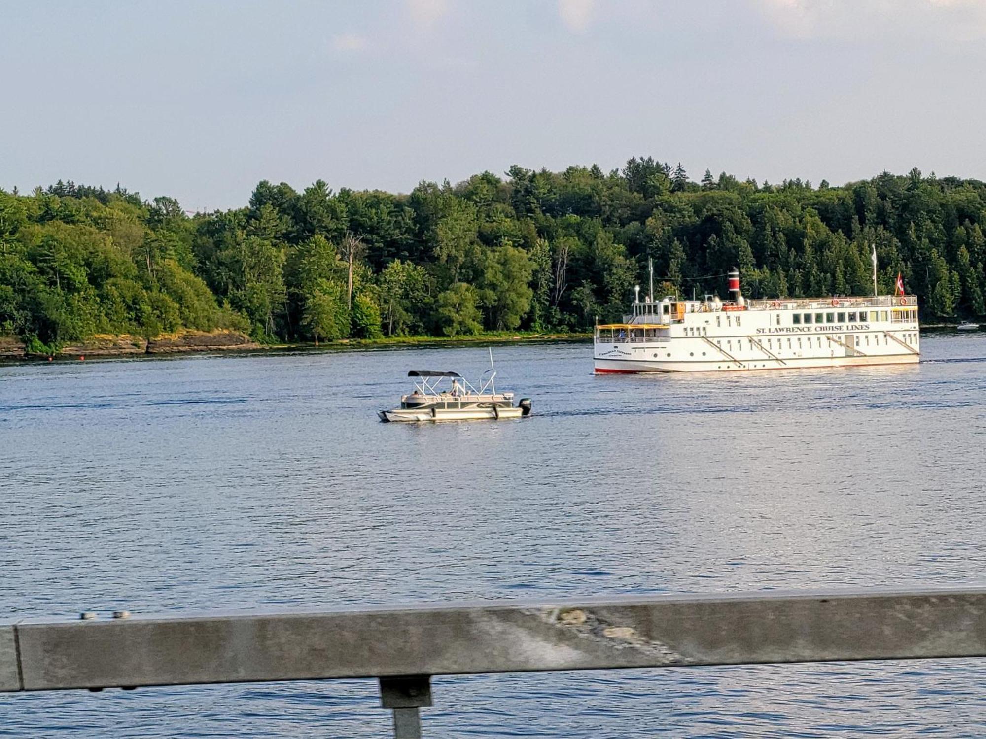 Kokomo Inn Bed And Breakfast Ottawa-Gatineau'S Only Tropical Riverfront B&B On The National Capital Cycling Pathway Route Verte #1 - For Adults Only - Chambre D'Hotes Tropical Aux Berges Des Outaouais Bnb #17542O Eksteriør billede
