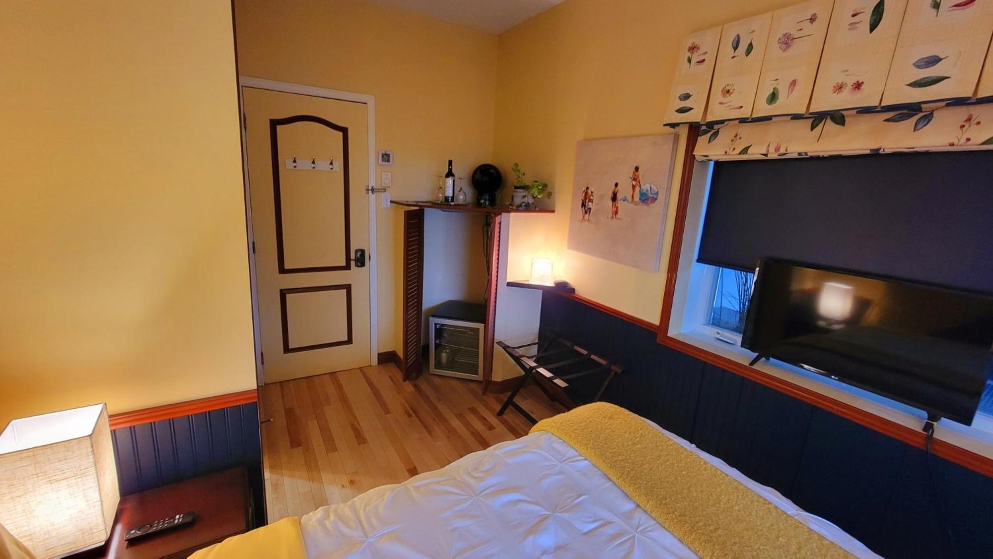 Kokomo Inn Bed And Breakfast Ottawa-Gatineau'S Only Tropical Riverfront B&B On The National Capital Cycling Pathway Route Verte #1 - For Adults Only - Chambre D'Hotes Tropical Aux Berges Des Outaouais Bnb #17542O Værelse billede