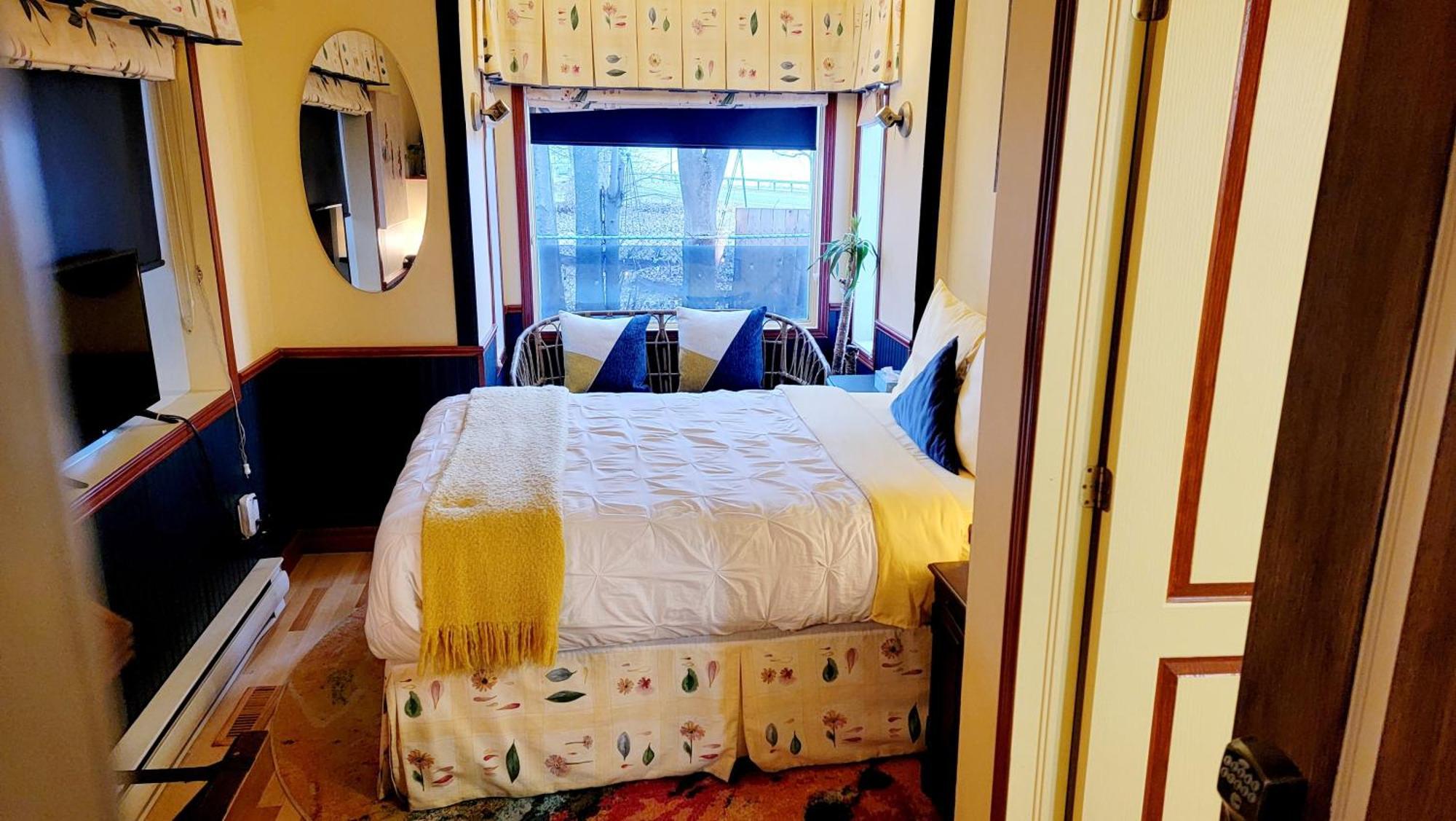 Kokomo Inn Bed And Breakfast Ottawa-Gatineau'S Only Tropical Riverfront B&B On The National Capital Cycling Pathway Route Verte #1 - For Adults Only - Chambre D'Hotes Tropical Aux Berges Des Outaouais Bnb #17542O Værelse billede